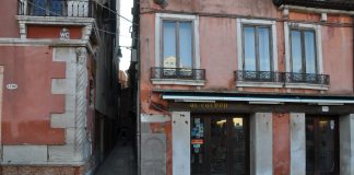Una Croce in Riva del Carbon, nel Sestiere di San Marco