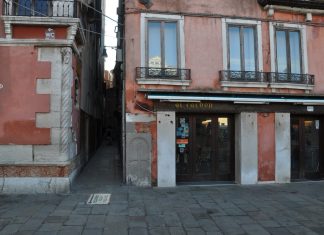 Una Croce in Riva del Carbon, nel Sestiere di San Marco