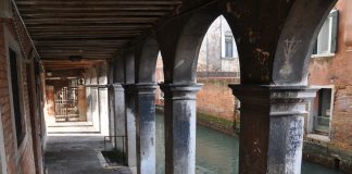 Capitello nel Sotoportego del Tragheto, nel Sestiere di Cannaregio