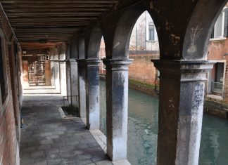 Capitello nel Sotoportego del Tragheto, nel Sestiere di Cannaregio