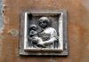 La Madonna col Bambino, bassorilievo in Calle de Cà Corner, nel Sestiere di Santa Croce