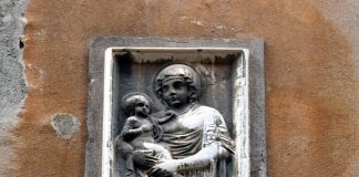 La Madonna col Bambino, bassorilievo in Calle de Cà Corner, nel Sestiere di Santa Croce