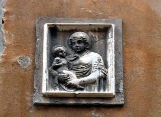 La Madonna col Bambino, bassorilievo in Calle de Cà Corner, nel Sestiere di Santa Croce