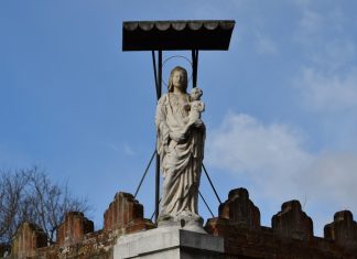La Madonna col Bambino, statua all’angolo di Rio Grimani con Rio de la Misericordia, nel Sestiere di Cannaregio