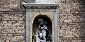 La Madonna col Bambino, altorilievo in Fondamenta de le Capuzine, nel Sestiere di Cannaregio