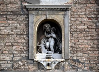 La Madonna col Bambino, altorilievo in Fondamenta de le Capuzine, nel Sestiere di Cannaregio