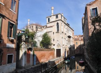 La Madonna col Bambino, statua in Fondamenta de le Erbe, nel Sestiere di Cannaregio