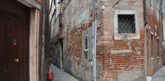 Capitello in Calle del Tragheto o Garzoni, nel Sestiere di San Marco