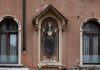 La Madonna col Bambino “in mandorla”, bassorilievo in Campo San Luca, nel Sestiere di San Marco
