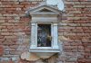 La Madonna col Bambino, nel tabernacolo (capitèło) su un muro della Chiesa di San Marcuola, nel Sestiere di Cannaregio