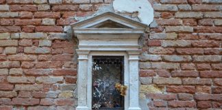La Madonna col Bambino, nel tabernacolo (capitèło) su un muro della Chiesa di San Marcuola, nel Sestiere di Cannaregio