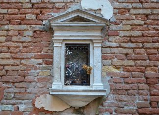 La Madonna col Bambino, nel tabernacolo (capitèło) su un muro della Chiesa di San Marcuola, nel Sestiere di Cannaregio