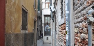 Capitello in Calle Bembo, nel Sestiere di San Marco