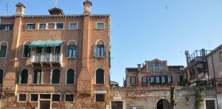 San Giovanni Bosco, statuetta di Fondamenta Coletti o Moro, nel Sestiere di San Marco