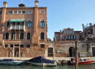 San Giovanni Bosco, statuetta di Fondamenta Coletti o Moro, nel Sestiere di San Marco