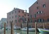 La Madonna, statua su un muro di cinta sul Rio de Sant’Alvise, nel Sestiere di Cannaregio