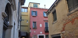 La Madonna in trono col Bambino, statua nel Volto Santo, nel Sestiere di Cannaregio