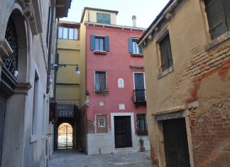La Madonna in trono col Bambino, statua nel Volto Santo, nel Sestiere di Cannaregio