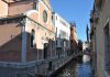 Un Angelo turiferario, sopra l’ingresso della Chiesa di San Felice, in Fondamenta de la Chiesa, nel Sestiere di Cannaregio
