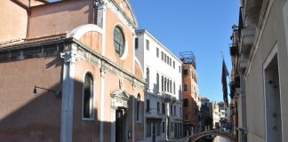 Un Angelo turiferario, sopra l’ingresso della Chiesa di San Felice, in Fondamenta de la Chiesa, nel Sestiere di Cannaregio