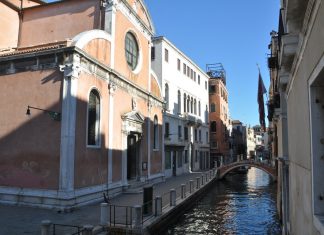 Un Angelo turiferario, sopra l’ingresso della Chiesa di San Felice, in Fondamenta de la Chiesa, nel Sestiere di Cannaregio