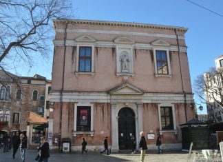 L’Angelo Raffaele, statua sulla facciata della Scuola dell’Angelo, nel Sestiere di Cannaregio