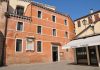 Il Calice eucaristico, bassorilievo in Campo Santi Apostoli, nel Sestiere di Cannaregio