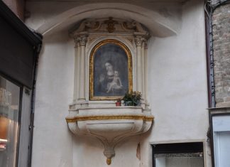 La Madonna col Bambino, nel tabernacolo (capitèło) in Marzaria del Capitello, nel Sestiere di San Marco