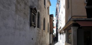 Capitello in Campo de la Guerra, nel Sestiere di San Marco