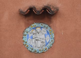 La Madonna col Bambino, tondo in terracotta invetriata in Campo Sant’Anzolo, nel Sestiere di San Marco