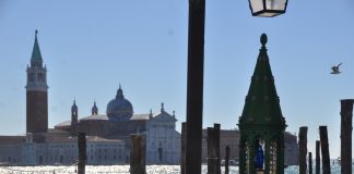 La Madonna in vetro colorato, nel tabernacolo (capitèło), su palo d’ormeggio (pałina), del Molo San Marco, nel Sestiere di San Marco
