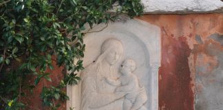 La Madonna col Bambino, bassorilievo in Fondamenta Crotta, nel Sestiere di Cannaregio