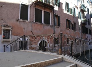 Capitello al Ponte de le Balote, nel Sestiere di San Marco