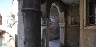 Capitello nel Sotoportego del Magazen, nel Sestiere di Cannaregio