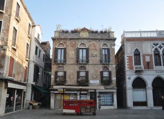 La Madonna della Misericordia, San Giorgio e altri santi, bassorilievi in Campiello de l’Anconeta, nel Sestiere di Cannaregio