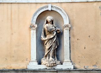 La Madonna Immacolata, statua sulla facciata della Chiesa di San Samuele, nel Sestiere di San Marco