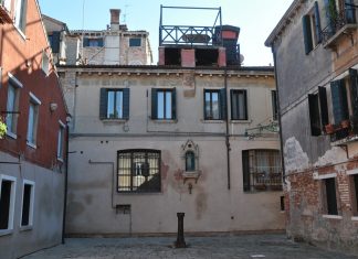 Capitello in Calle de le Do Corte, nel Sestiere di Cannaregio