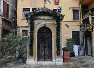 La Madonna in preghiera, nell’Oratorio in Corte del Forno Vechio, nel Sestiere di San Marco