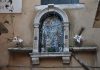 La Madonna col Bambino e Santa Lucia, nel tabernacolo (capitèło) in Calle del Duca, nel Sestiere di Cannaregio