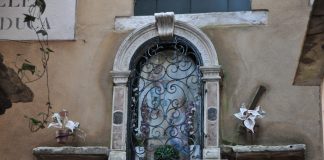 La Madonna col Bambino e Santa Lucia, nel tabernacolo (capitèło) in Calle del Duca, nel Sestiere di Cannaregio