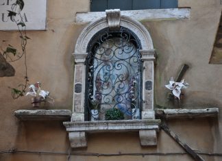 La Madonna col Bambino e Santa Lucia, nel tabernacolo (capitèło) in Calle del Duca, nel Sestiere di Cannaregio