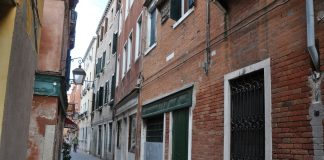 San Giorgio, bassorilievo in Lista Vechia dei Bari, nel Sestiere di Santa Croce