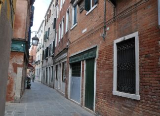 San Giorgio, bassorilievo in Lista Vechia dei Bari, nel Sestiere di Santa Croce