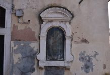 La Pietà, dipinto nel tabernacolo (capitèło) in in Fondamenta dei Mori, nel Sestiere di Cannaregio
