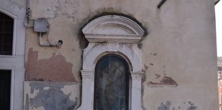 La Pietà, dipinto nel tabernacolo (capitèło) in in Fondamenta dei Mori, nel Sestiere di Cannaregio