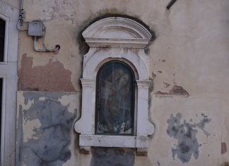 La Pietà, dipinto nel tabernacolo (capitèło) in in Fondamenta dei Mori, nel Sestiere di Cannaregio