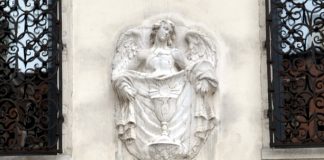 Angelo con Calice Eucaristico, altorilievo in Campo San Moisè, nel Sestiere di San Marco