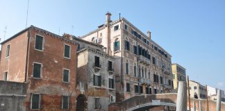 Capitello sul Ponte dei Ormesini, nel Sestiere di Cannaregio