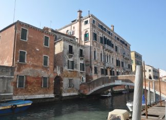 Capitello sul Ponte dei Ormesini, nel Sestiere di Cannaregio