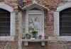 La Madonna col Bambino, nel tabernacolo (capitèło) in Calle de la Racheta, nel Sestiere di Castello